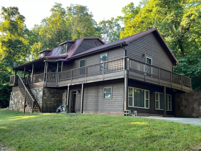 Building Photo - Large 2story in Kodak! Available Now!