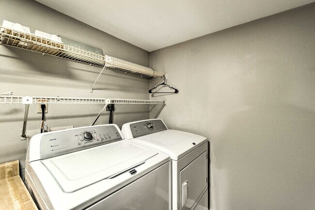 Building Photo - 1037 W Peppertree Dr