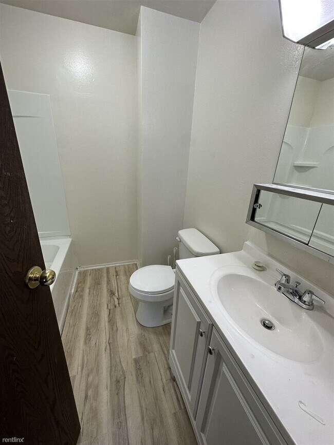 Building Photo - 2 br, 1.5 bath Townhome - Longfellow Townh...