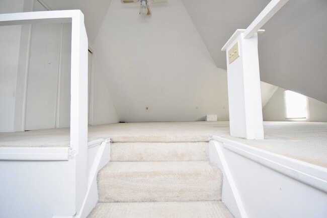 Building Photo - 23 E Parkwood Dr