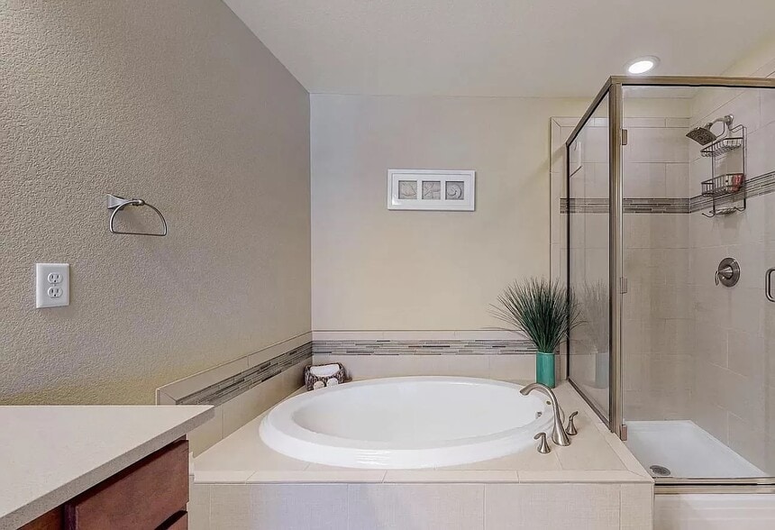 Master Bathtub and Shower - 4759 Raven Run
