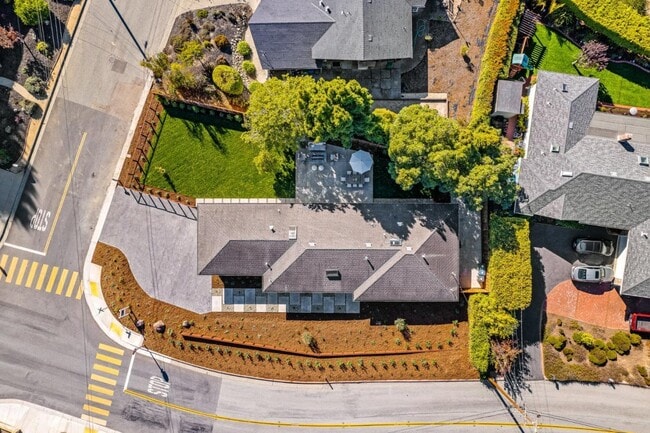 Building Photo - 880 Pinehurst Dr