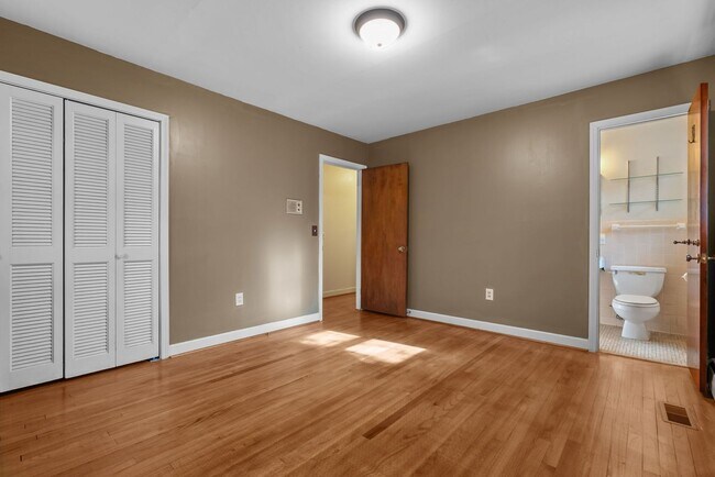 Building Photo - Charming 3-bedroom, 2-bath traditional home situated less than two miles from Clemson University!