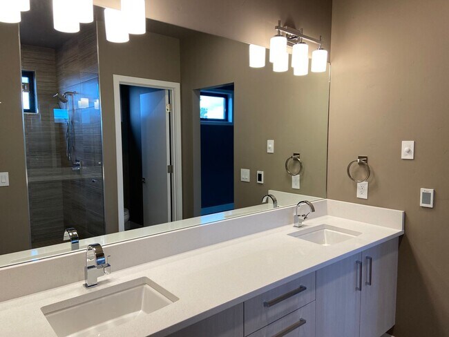 Building Photo - Newer, Modern Construction Home in Tetherow