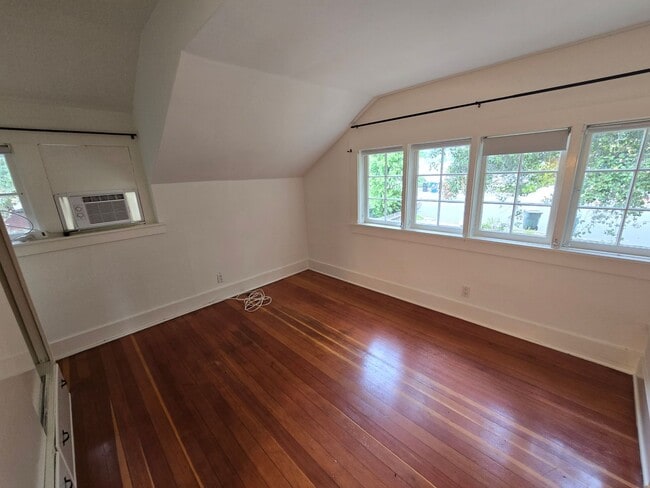 Building Photo - Beautiful 2 Bed 1 Bath Home in Sierra Madre