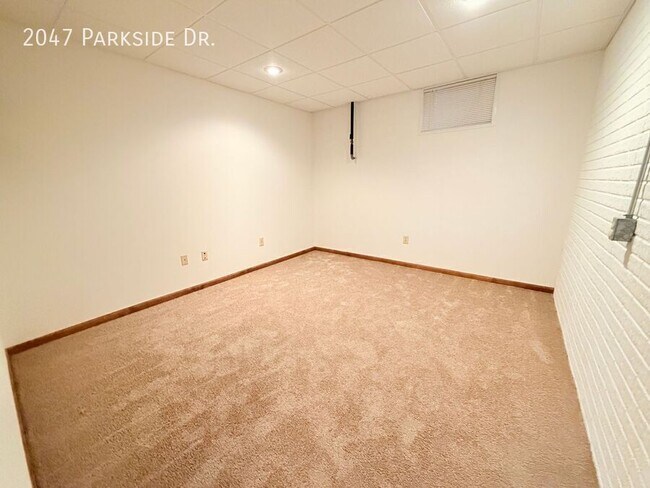 Building Photo - 2047 Parkside Dr