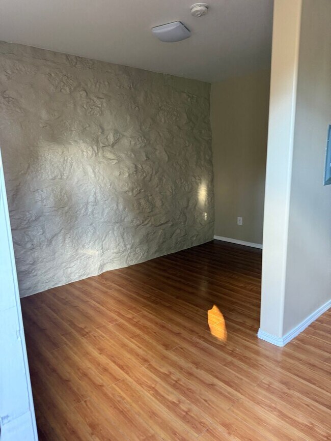 Building Photo - 2071 Vista Del Mar Ave