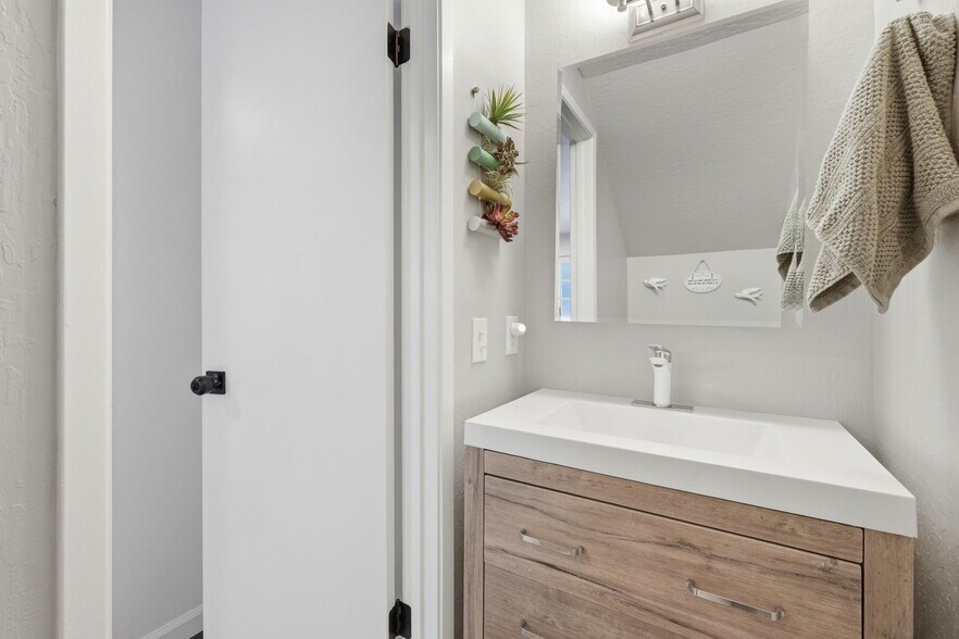 Building Photo - 2561 Fountainhead Dr