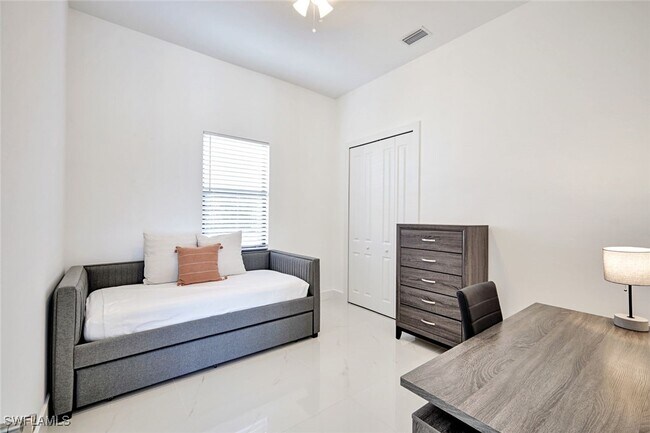 Building Photo - 502 SW 25th Pl