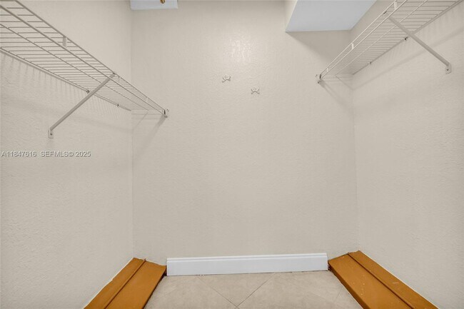 Building Photo - 681 S Hollybrook Dr