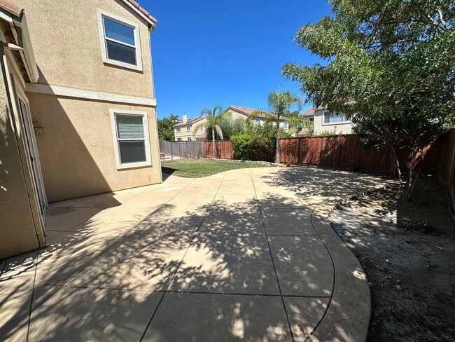 Building Photo - Beautiful 4 Bedroom 3 Bath Shadow Lakes Home