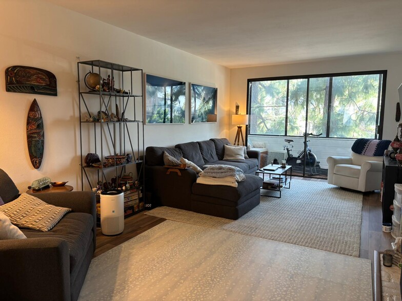 Building Photo - 310 Tahiti Way