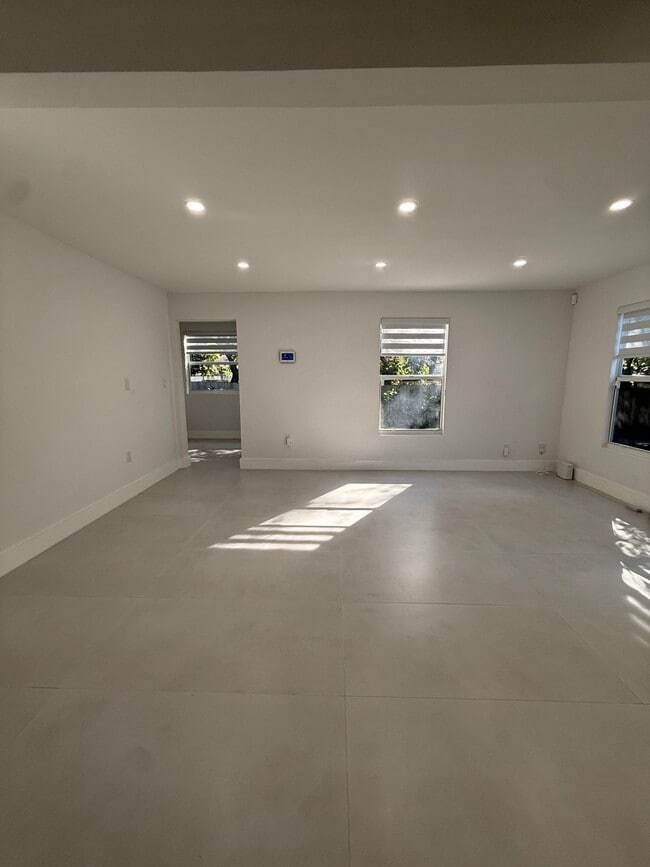 Building Photo - 4430 NW 1st Ave