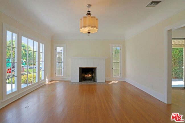 Building Photo - 523 N Gower St