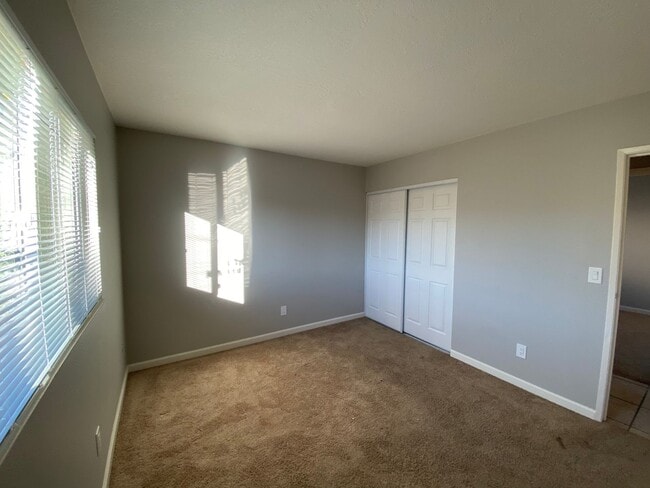 Building Photo - 3 BEDROOM 2 BATH HOUSE LOCATED CLOSE TO SC...