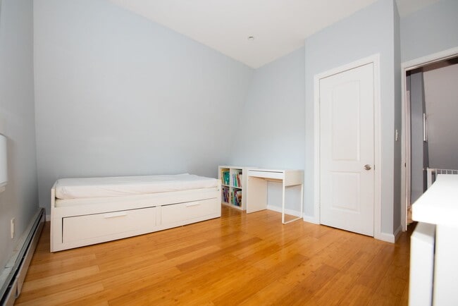 Building Photo - Beautiful 4BD Dutch Colonial Home in Harts...