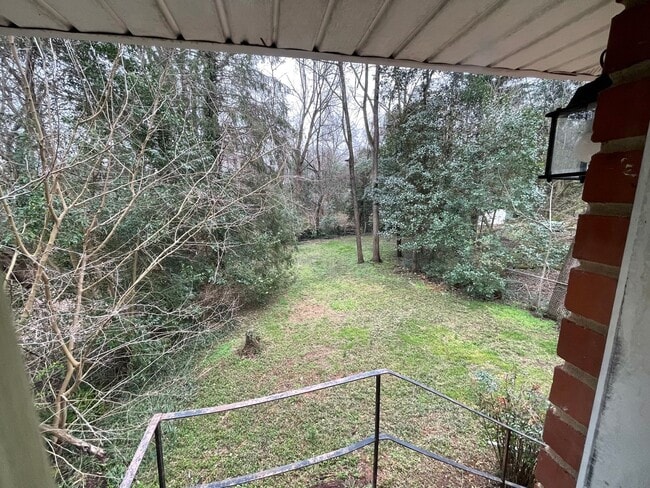 Building Photo - Charming 3 Bedroom Home Just Outside Uptown!