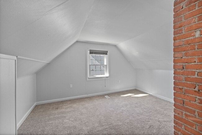 Building Photo - ANDERSON- Charming 4 bedroom 2 bath with fenced backyard
