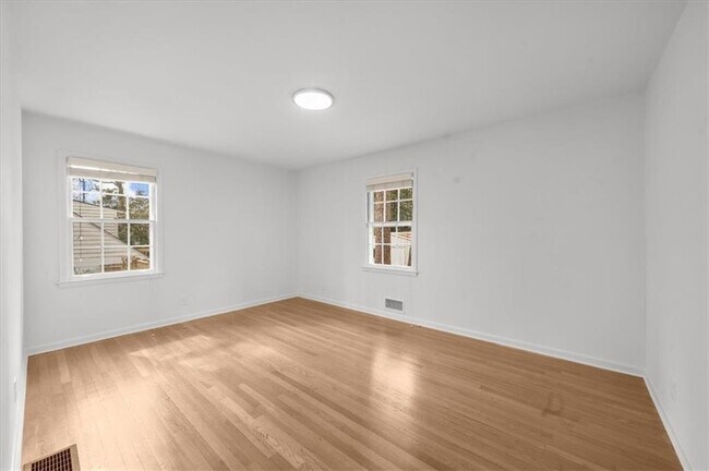 Building Photo - 4890 High Point Rd NE