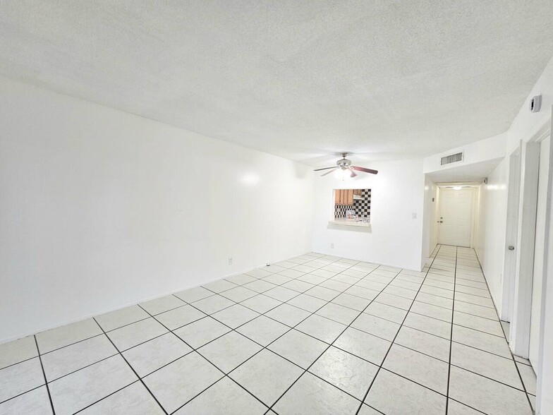 Building Photo - 7960 Colony Cir N
