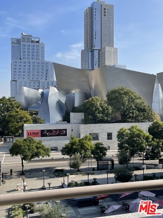 Building Photo - 121 S Hope St