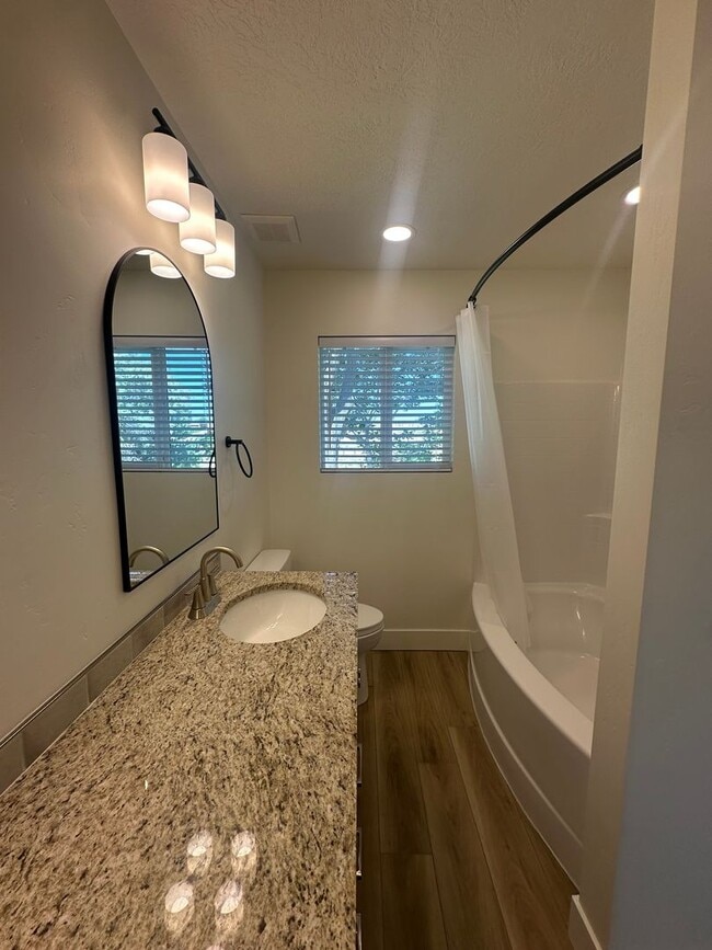 Building Photo - Style and Class....2 Bedroom, 1 bath , 1 C...