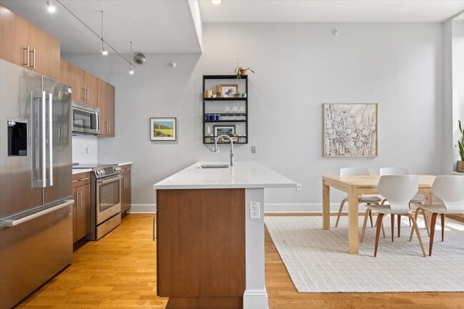 Building Photo - 850 N Lake Shore Dr