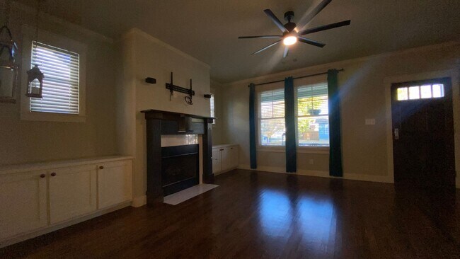 Building Photo - Craftsman-Style Home in Historic Fairmount!