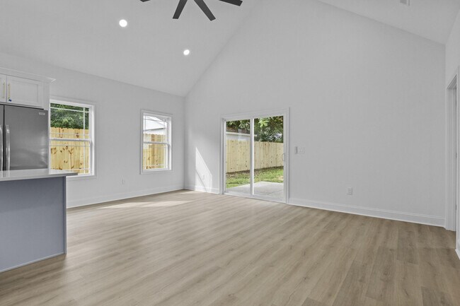 Building Photo - 643 E Loudon Ave