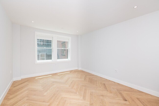 Building Photo - RENOVATED BACK BAY 1 BED WITH A/C & OPEN L...
