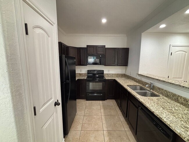 Building Photo - Spacious End-Unit Townhome in Prime Northe...