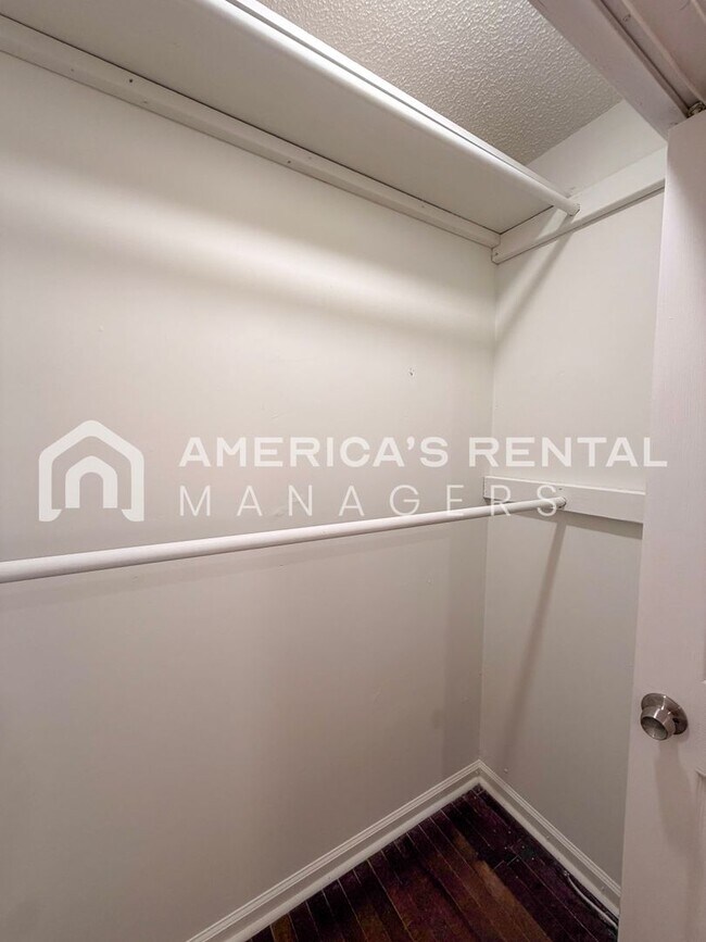 Building Photo - Modern 3BR/2BA – Easy Commute to Downtown!