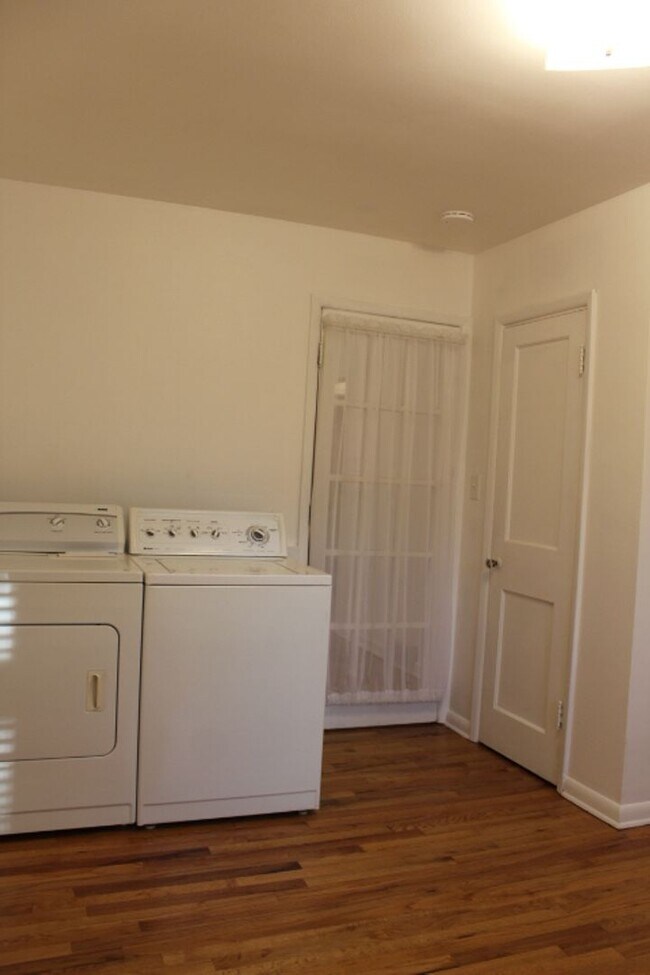 Building Photo - Charming 3 BR/1 BA  Home located In Villa ...