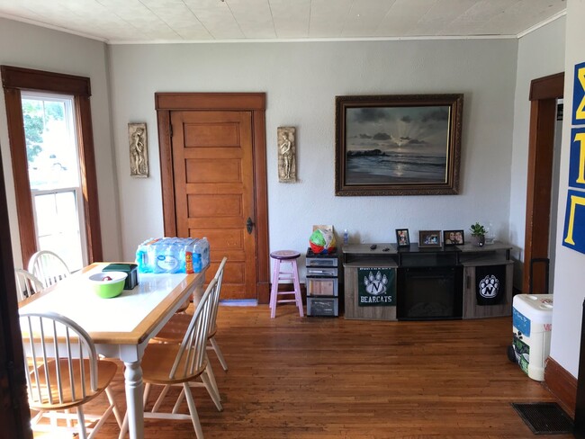 Dining Room - 321 W 5th St