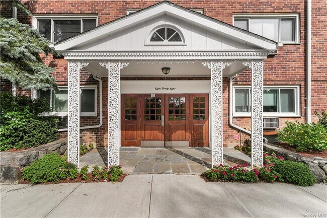 Building Photo - 828 Pelhamdale Ave