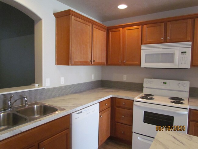 Building Photo - 3 Bed 2 Bath 1622 sqft RV Parking rent fre...