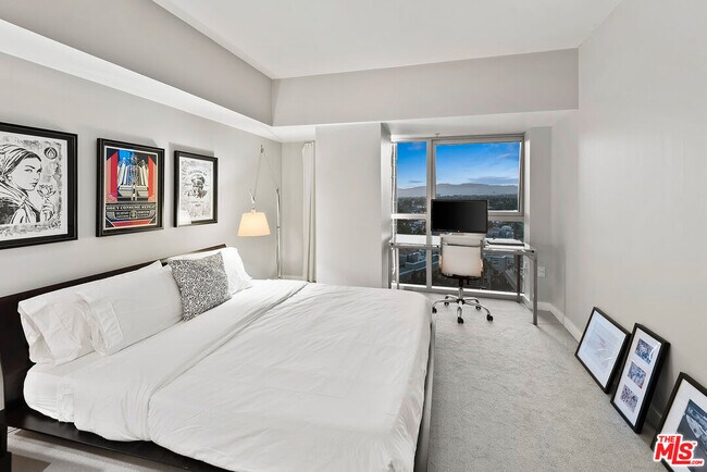Building Photo - 13700 Marina Pointe Dr