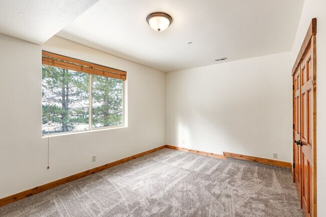 Building Photo - Freshly Renovated Deer Mountain Home for Rent NOW!