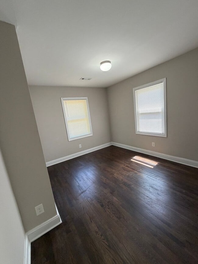 Building Photo - Recently Renovated 2 Bedroom 1 Bath Home AVAILABLE NOW . ($500 OFF Full Months Rent Must M/I By 4...