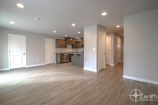 Building Photo - Conveniently Located 3 Bedroom Town Home i...