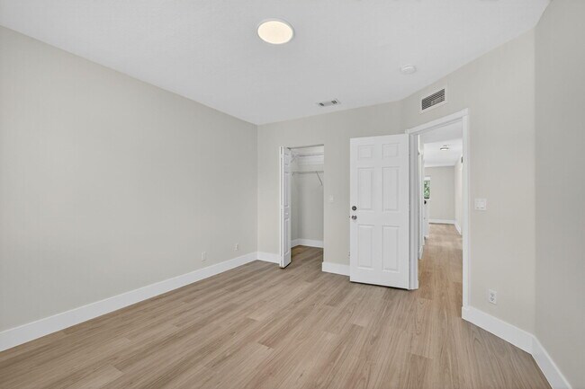 Building Photo - 2213 Oakmont Dr