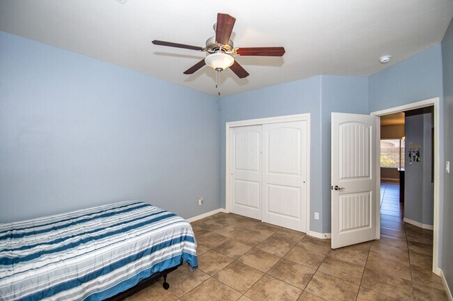 Building Photo - Spectacular open floor plan home!