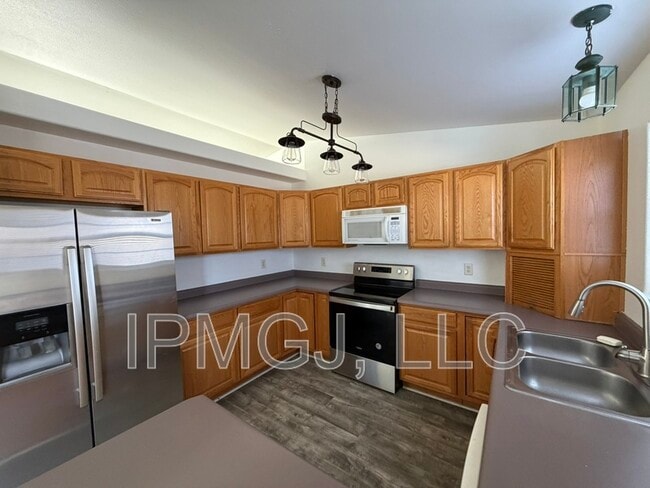 Building Photo - 377 S Redlands Rd