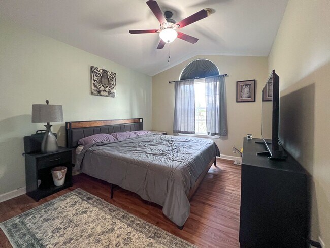 Building Photo - Pet Friendly 3BR/2BA Home on 1 acre in SW Gainesville - available Mid-October!
