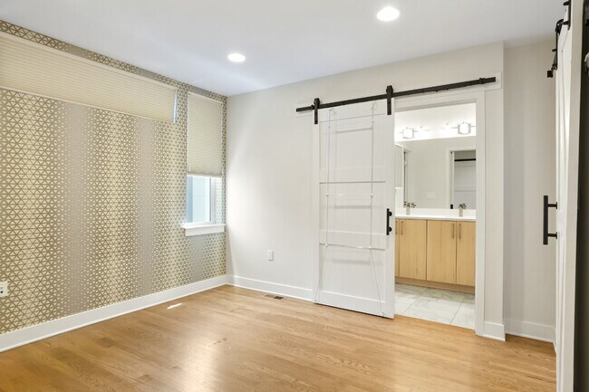 Building Photo - 1 Month Free - 2 Bed Room / 2.5 Bath - Roo...