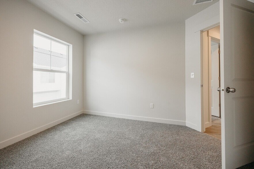 Building Photo - 688 E 500 S