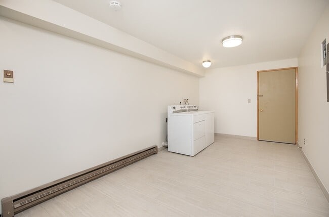 Building Photo - 3 bedroom 2 bath