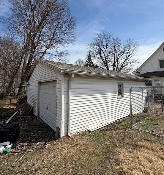Building Photo - 2020 E Main St
