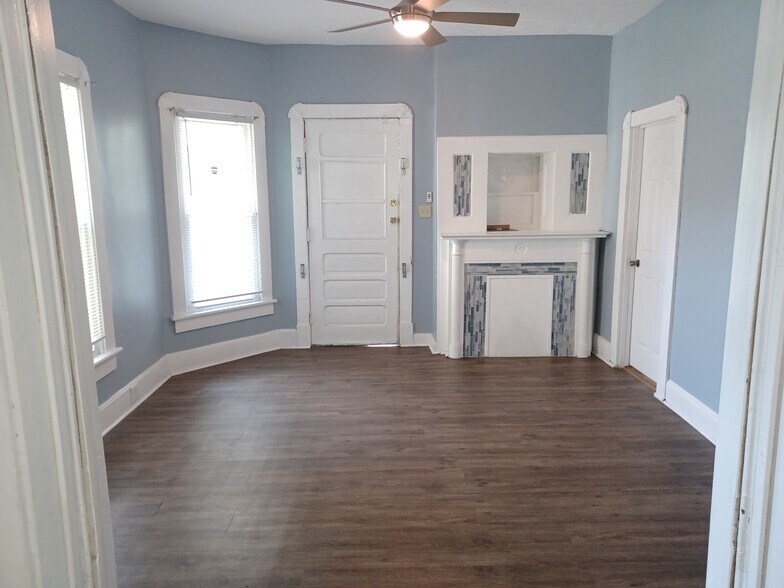 Building Photo - 1054 W 31st St