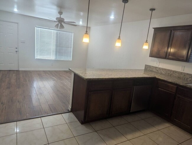 Building Photo - Clean 2 Bedroom / 1 Bathroom Apartment For Lease - Front Unit